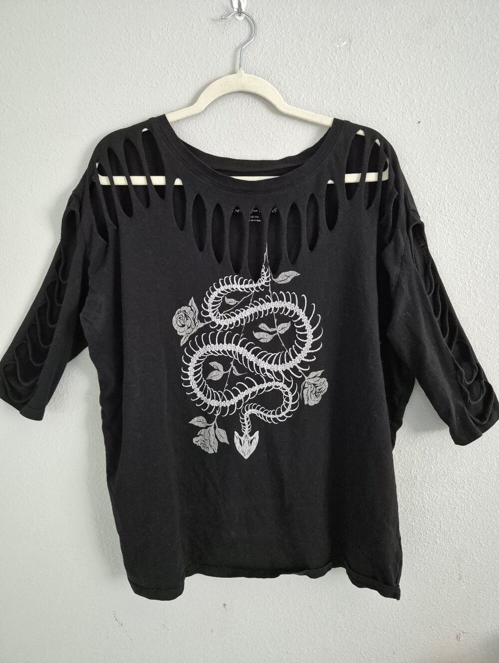Torrid Distressed Slash Tee With Snake And Floral Graphic Size 0 Or L  Grunge